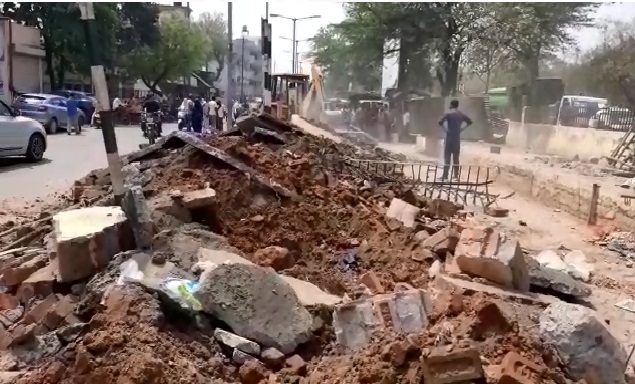 सब्जी व्यापारियों के गोदाम पर चला निगम का बुल्डोजर: यातायात को व्यवस्थित करने उठाया गया कदम 3 11 9