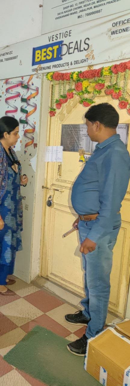 कलेक्टर के एक्शन से खाद्य विभाग हुआ अलर्ट: यादव काॅलोनी-विजय नगर और दीनदयाल के प्रतिष्ठानों पर खाद्य विभाग का छापाःएक्सपायरी डेट मिर्च-शहद और दाल बेचते पकड़े गए 3 1103 01 4
