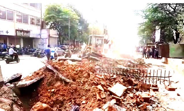 सब्जी व्यापारियों के गोदाम पर चला निगम का बुल्डोजर: यातायात को व्यवस्थित करने उठाया गया कदम 2 12 5