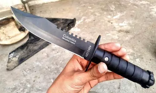 चाकूबाज चढ़ा पुलिस के हत्थे : रंजिशन देने जा रहा था घटना को अंजाम 1 1310606 chaku le lo