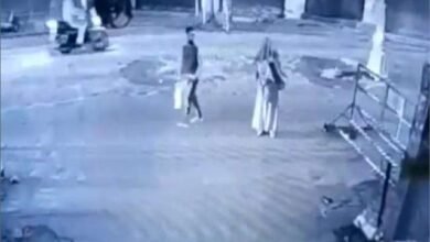 बुर्के वाली ने किया बम अटैक:जम्मू-कश्मीर में CRPF बंकर पर पेट्रोल बम फेंका और भाग गई 8 2022 3image 11 23 19129963056 ll