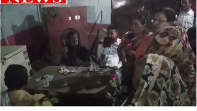 जबलपुर के अहातों में पहुंची महिलाएंः पैक लगा रहे शराबियों को दिए गुलाब तो सबकी उतर गई दारू 9 33 copy