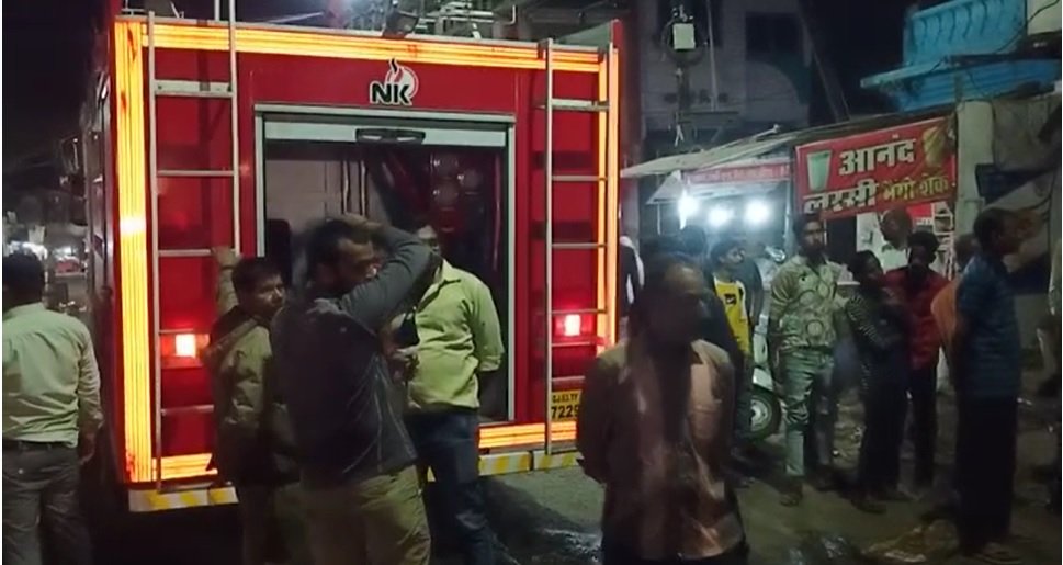 Jabalpur News: छोटा फुहारा में जब अचानक धधकने लगी आॅटो मोबाइल की दुकान 2 34