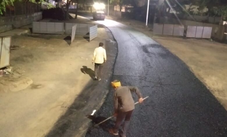*नगर निगम एवं स्मार्ट सिटी द्वारा* *नागरिक सुविधाओं को दृष्टिगत रखते हुए शहर के अनेक क्षेत्रों में कराया जा रहा है सड़कों का निर्माण कार्य* 1 IMG 20220327 WA0013