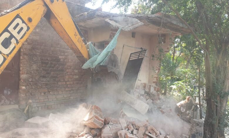इमरती तालाब के सौंदर्यीकरण के लिए हटाए गए अनेक अतिक्रमण नगर निगम की टीम ने तालाब किनारे जमे दर्जनों अतिक्रमण को सख्ती से हटाया 1 WhatsApp Image 2022 03 01 at 19.17.01