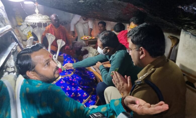 जबलपुर कलेक्टर ने जब भगवान भोलेनाथ की आराधनाः गुप्तेश्वर मंदिर पहंुचकर किया पूजन-अर्चन 1 WhatsApp Image 2022 03 01 at 21.55.23