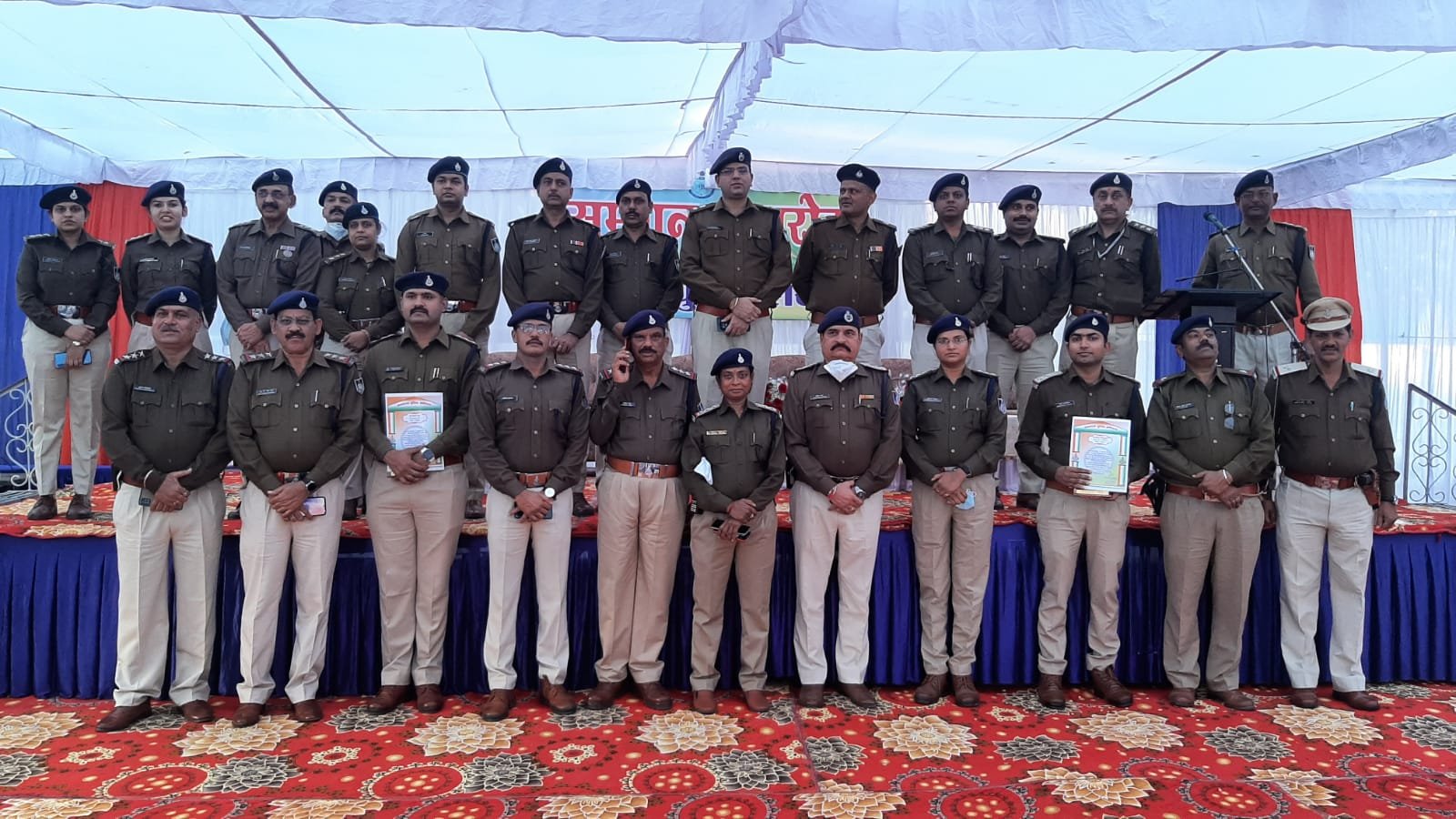 तिलहरी लूट-हत्याकांड को सुलझाने में 160 पुलिस अधिकारी-कर्मचारियों का सम्मानः जबलपुर एसपी ने कहा मुझे गर्व है अपनी पुलिस पर 2 WhatsApp Image 2022 03 02 at 20.22.47