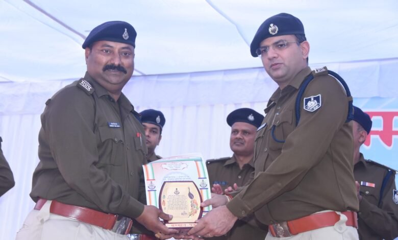 तिलहरी लूट-हत्याकांड को सुलझाने में 160 पुलिस अधिकारी-कर्मचारियों का सम्मानः जबलपुर एसपी ने कहा मुझे गर्व है अपनी पुलिस पर 1 WhatsApp Image 2022 03 02 at 20.54.36