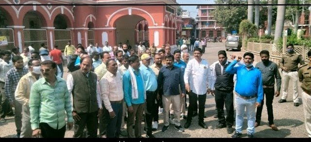 आयुक्त नगर निगम के आश्वासन पर कर्मचारियों की हड़ताल आश्वासन के बाद स्थगित 1 WhatsApp Image 2022 03 04 at 21.51.24