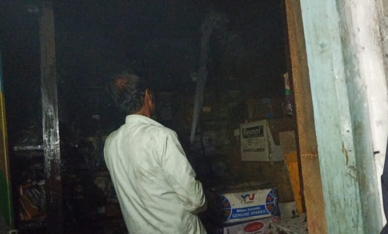 Jabalpur News: छोटा फुहारा में जब अचानक धधकने लगी आॅटो मोबाइल की दुकान 1 WhatsApp Image 2022 03 08 at 22.37.53