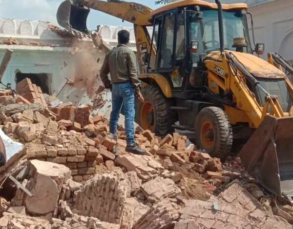यातायात को सुगत बनाने धार्मिक स्थलों को हटाया गयाः हनुमानतालाब के पास जमे अतिक्रमणों को अलग किया गया 1 WhatsApp Image 2022 03 10 at 19.50.52