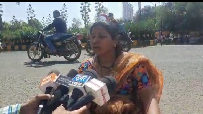 जबलपुर पुलिस के खिलाफ सड़क पर बैठ गयी महिलाएं : वरिष्ठ अधिकारी शिकायत नहीं सुनते, किसके पास जाएं न्याय पाने 2 WhatsApp Image 2022 03 12 at 2.01.27 PM