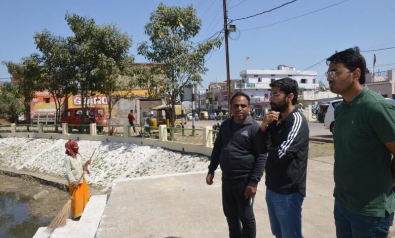 एक बार फिर हनुमानताल तालाब का निरीक्षण करने पहुंचे कलेक्टर : क्षेत्रीय लोगों से कहा-आप सहयोग करेंगे तो शहर बनेगा सुंदर 1 WhatsApp Image 2022 03 13 at 1.24.47 PM
