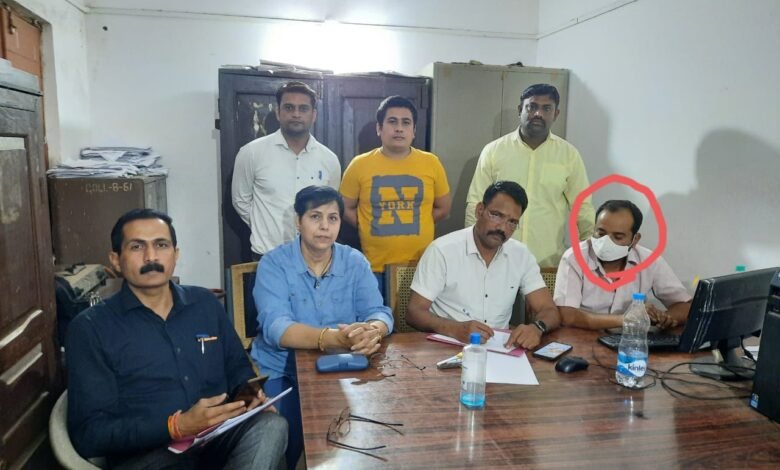 रंगे हाथों रिश्वत लेते पकड़े गए सहायक प्रबंधक, कियोस्क संचालक से मांगी घूस 1 WhatsApp Image 2022 03 14 at 20.04.18