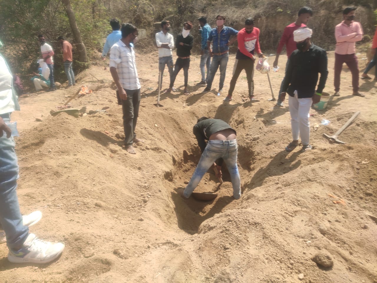 जबलपुर में गायब युवती का दफनाया शव : पिता के कहने पर निकाला गया 2 WhatsApp Image 2022 03 15 at 1.44.23 PM