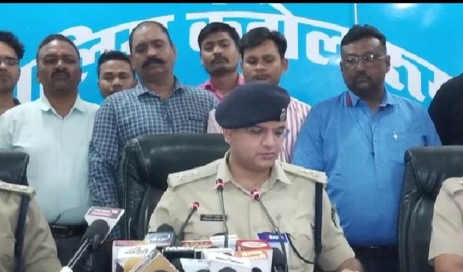 अंतरराज्यीय गिरोह के तीन गुर्गों को पुलिस ने दबोचा : गोल्डन सिम देने के नाम पर 52 बैंक अकाउंट में 3 करोड़ रूपये करवाया ट्रांसफर 1 WhatsApp Image 2022 03 17 at 3.29.32 PM 1
