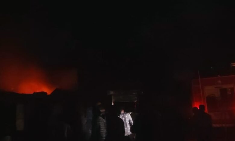 जबलपुर रामपुर सेठी नगर रूई-गद्दा दुकान में भीषण आगः फायर बिग्रेड की 4 गाड़ियों ने 1 घंटे में बुझाई आग 1 WhatsApp Image 2022 03 22 at 00.55.55
