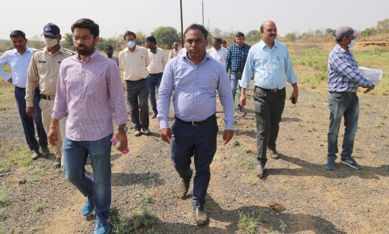 मदन महल की पहाड़ी में किये गए वृक्षारोपण को देखने पहुंचें कलेक्टर और निगमायुक्त 1 WhatsApp Image 2022 03 23 at 20.18.58