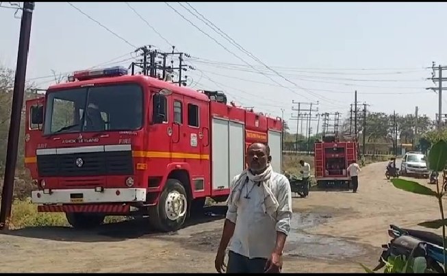 एमपीईबी ऑफिस के कचरे में भड़की आग : आसपास लगे बांस के पेड़ आए जद में, धुंए का गुबार देख क्षेत्र में मच गया हड़कंप 2 WhatsApp Image 2022 03 27 at 2.03.27 PM