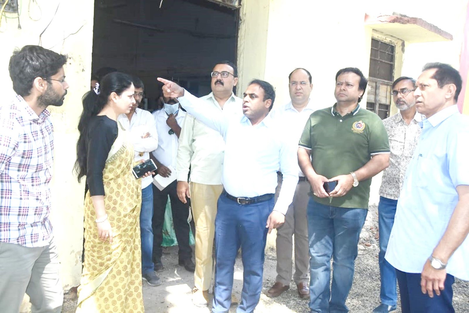 एमएलबी स्कूल पहुंचे कलेक्टर ने कहा 7 अप्रैल को शिविर है लेकिन तैयारियों में लापरवाही न हो 3 WhatsApp Image 2022 03 30 at 10.42.44
