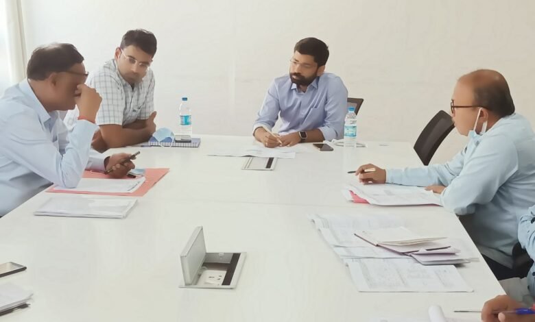 सीवर लाइन ठेकेदार को नगर निगम आयुक्त की चेतावनीः समय पर काम नहीं हुआ तो अर्थदंड कार्रवाई होगी 1 WhatsApp Image 2022 03 30 at 20.32.27