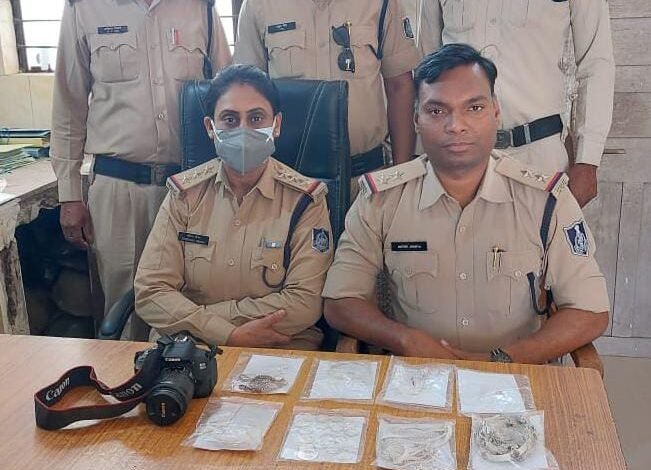 जबलपुर पुलिस ने 4 लाख के गहने किए बरामद : दो शातिर चोरों को दबोचा, रात में रैकी कर पूरे प्लान के साथ तोड़ते थे ताले 1 WhatsApp Image 2022 03 31 at 1.24.37 PM