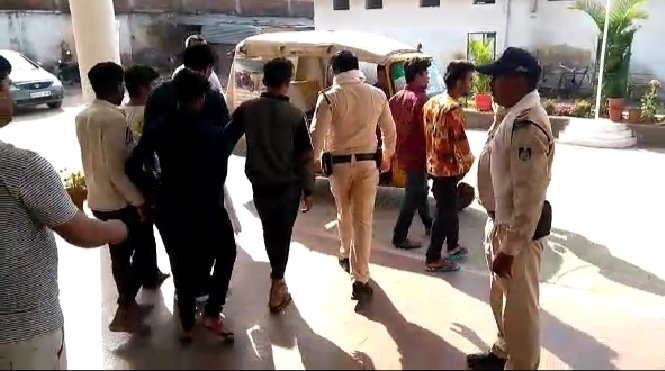 अग्रवाल पेट्रोल पम्प के हमलावर हिरासत में : पांच आरोपियों को पुलिस ने किया गिरफ्तार 1 WhatsApp Image 2022 03 31 at 3.59.26 PM