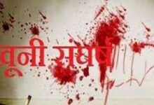 कचरा फेंकने को लेकर दो पक्षों में खूनी संघर्ष : एक-दूसरे को मारे चाकू 15 download 16