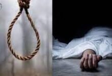 पत्नी को पानी लेने बाहर भेजा और लगा ली फांसी : दरबाजा तोड़कर परिजनों ने युवक को फंदे में झूलता हुआ देखा तो निकल गयीं चीखें 10 download 89