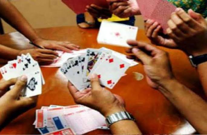 जुआ फड़ पर पुलिस की दबिश : 4 जुआरियों से 7 हजार सहित तीन बाइक और तीन मोबाइल जब्त 1 images 2022 01 30T195837.424