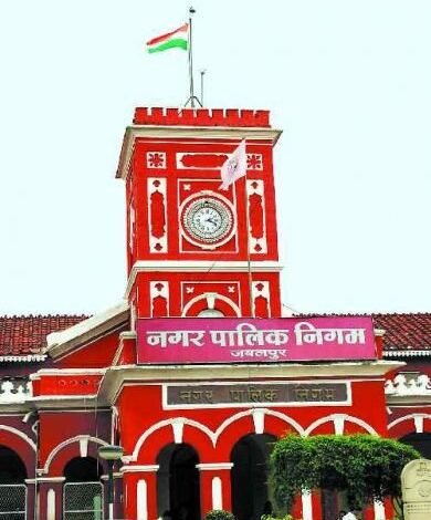 बकाया किराया राशि जमा न किये जाने पर दुकानों में तालाबंदी की कार्रवाई 1 nagarnigam 1458939085 835x547