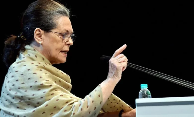 कांग्रेस अध्यक्ष सोनिया गांधी ने सोशल मीडिया कंपनियों पर सरकार के साथ मिलकर सौहार्द्र बिगाड़ने का आरोप लगाया 1 sonia gandhi 1521315863