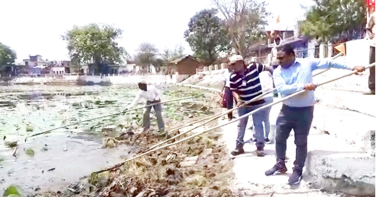 सफेद कुर्ता-सूट बूट पहनकर इमरती तालाब की सफाई: किसी के डंडे से फावड़ा निकला तो कोई कचरे की जगह निकाल रहा था पानी 5 13 1