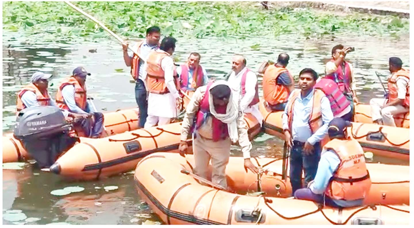 सफेद कुर्ता-सूट बूट पहनकर इमरती तालाब की सफाई: किसी के डंडे से फावड़ा निकला तो कोई कचरे की जगह निकाल रहा था पानी 4 14 2