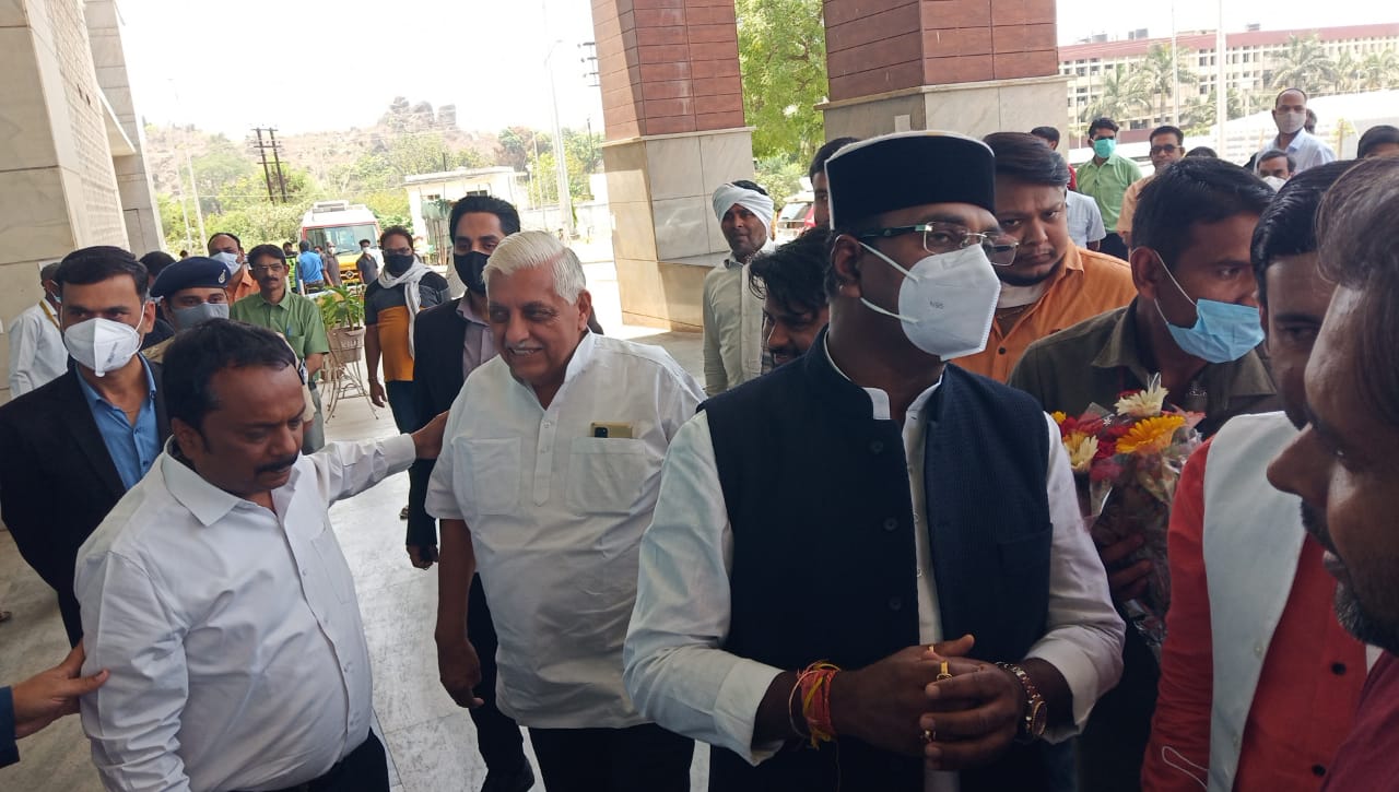 जबलपुर में चिकित्सा शिक्षा मंत्री का एक्शन: पीडब्ल्यूडी इंजीनियर को निलंबित करने के आदेश 2 14 6