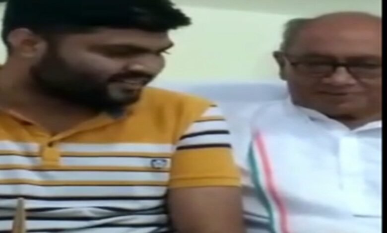 गृहमंत्री ने दिए पूर्व सीएम दिग्विजय सिंह के मामले में जेल सुपरिटेंडेंट को सस्पेंड करने के निर्देश: पूर्व मुख्यमंत्री ने की थी हत्या के प्रयास के मामले में बंद एनएसयूआई के जिलाध्यक्ष से मुलाकात 1 20