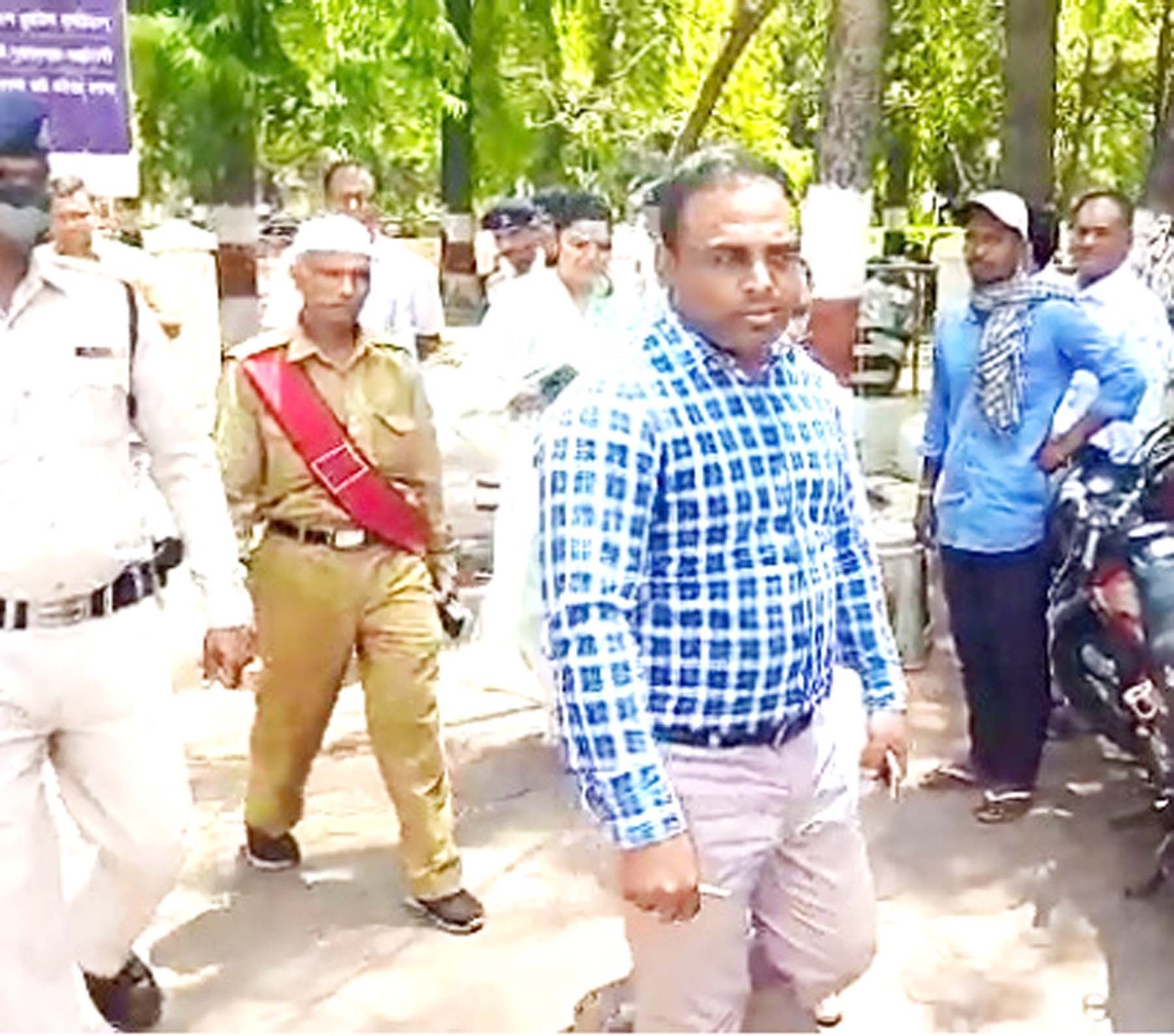 कलेक्टर खुद के कार्यालय की गंदगी देख भड़के : सभी कार्यालयों का किया निरीक्षण, जिम्मेदारों को लगाई फटकार 2 21 3