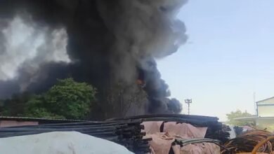 प्लास्टिक पाइप बनाने वाली फैक्ट्री में हादसा, कई किमी दूर से दिखा धुएं का गुबार, 40 फीट तक उठी लपटें 9 30 1