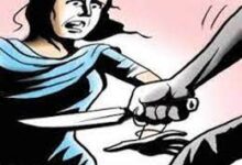 Mahila par chaku se waar