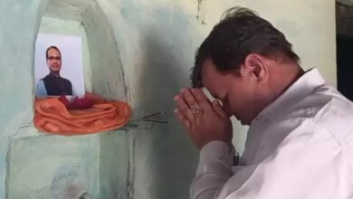 जबलपुर में शिवराज सिंह चौहान को 'भगवान' मानता है यह आदिवासी पंचायत सचिव, घर में सुबह-शाम होती पूजा 7 Untitled 26