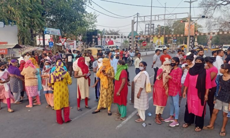 जबलपुर की महिलाओं में उमाभारती का इफेक्टः पेंटीनाका में चकाजाम कर शराब दुकान हटाने दिया धरना 1 WhatsApp Image 2022 04 01 at 18.07.15