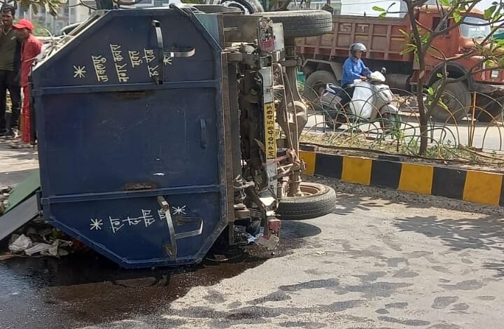 एमआर फोर रोड में बड़ा हादसा टला : डिवाइडर से टकराकर पलट गयी नगर निगम की कचरा गाड़ी , चालक ने कहा- वाहन में ही थी खराबी 1 WhatsApp Image 2022 04 03 at 10.52.49 AM