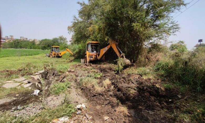 हिस्ट्रीशीटर अब्दुल रज्जाक ने 13 करोड़ की शासकीय भूमि पर किया था कब्जा : प्रशासन ने चलाया बुल्डोजर 1 WhatsApp Image 2022 04 03 at 12.01.02 PM 1