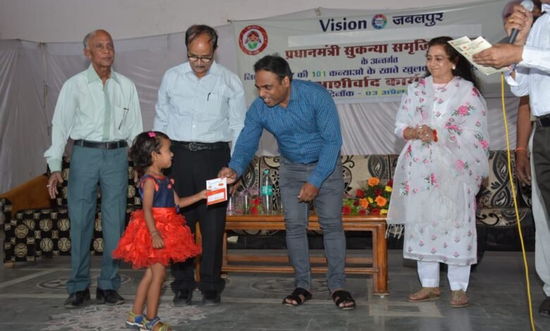 कलेक्टर डॉ. इलैयाराजा टी ने नन्ही बेटियों को सौंपी पासबुक: कहा- बालिकाओं का होगा आर्थिक सशक्तिकरण 1 WhatsApp Image 2022 04 03 at 2.16.16 PM
