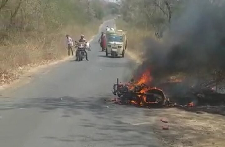 प्रचंड गर्मी का कहर : खड़ी बाइक में लग गई आग, बाल-बाल बचा चालक 1 WhatsApp Image 2022 04 05 at 4.11.37 PM