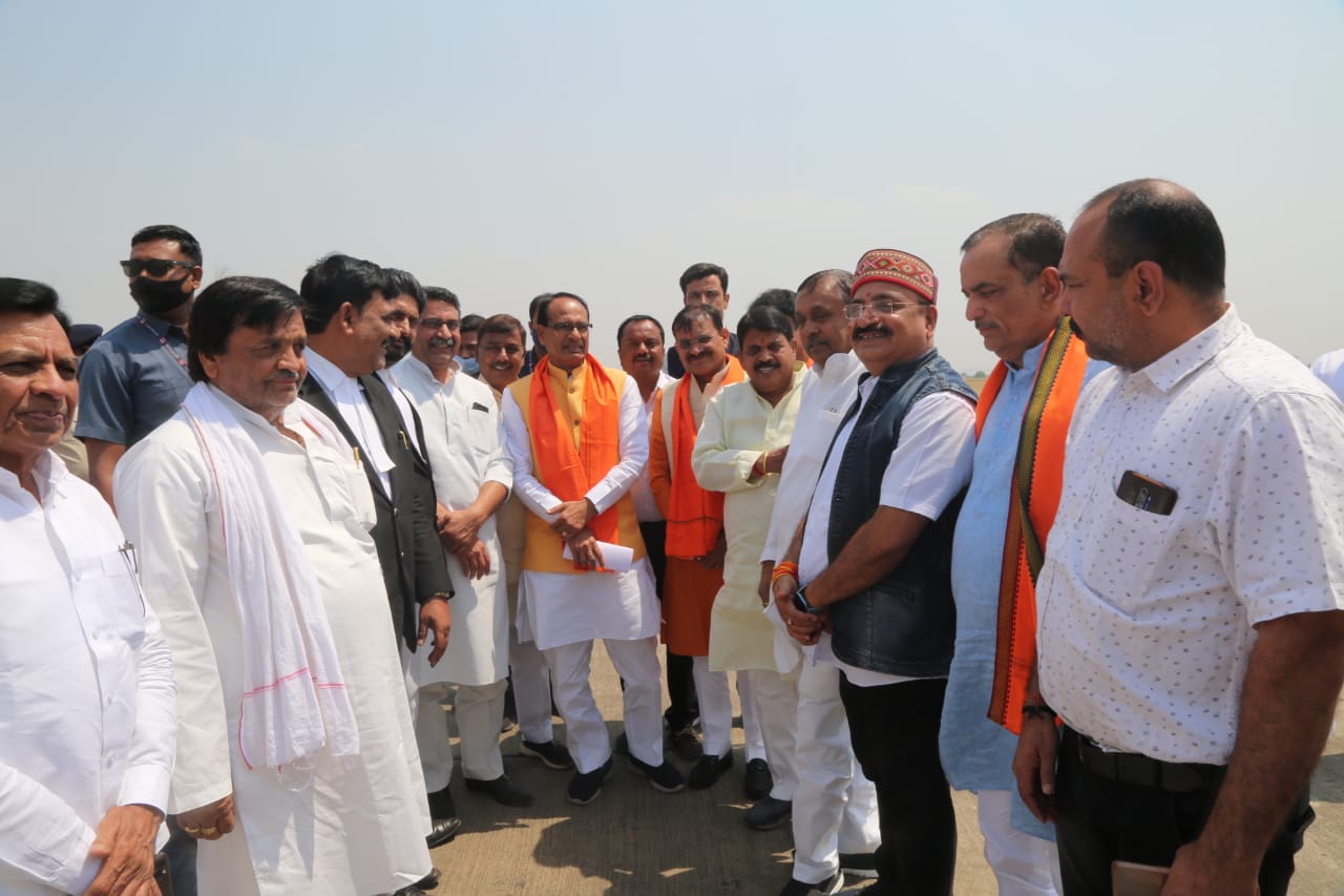 जबलपुर पहुंचे मुख्यमंत्री ने कलेक्टर से कहा- कैसा चल रहा अभियान, किसी को छोडऩा मत 2 WhatsApp Image 2022 04 07 at 2.10.11 PM