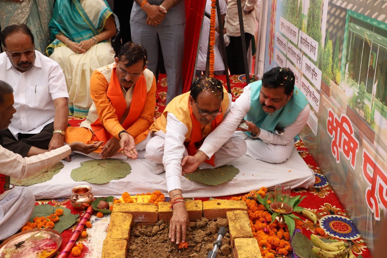 कर्मयोगी पंडित सत्येन्द्र पाठक स्मृति चिकित्सालय भवन निर्माण की मुख्यमंत्री शिवराज ने रखी आधारशिला 2 WhatsApp Image 2022 04 07 at 3.20.58 PM