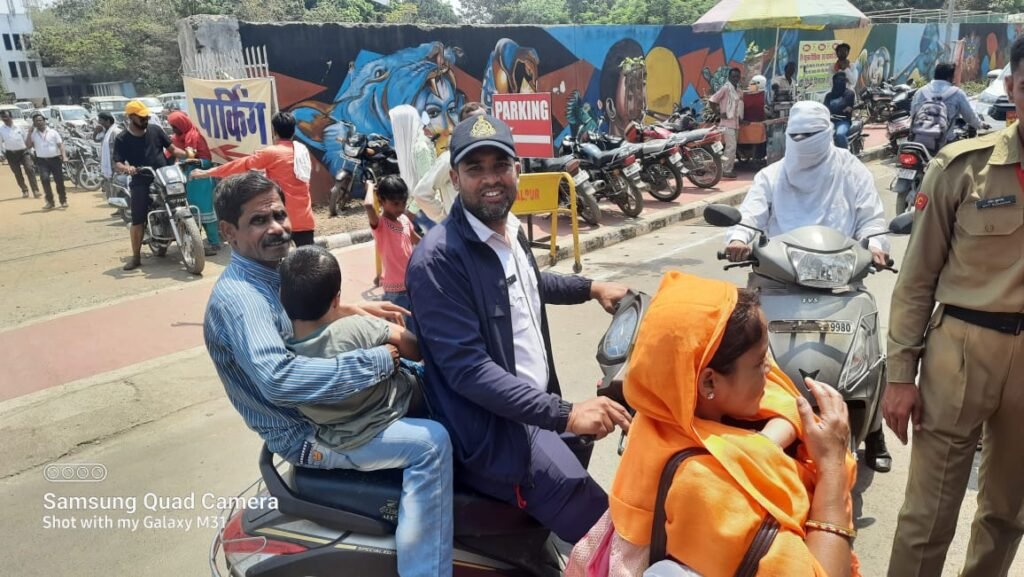 पुलिस जवान ने मानवता की मिसाल की पेश : दिव्यांगों को पहुंचाया शिविर 2 WhatsApp Image 2022 04 10 at 11.11.58 AM