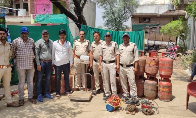 45 घरेलू सिलेण्डर, कार जब्त : अवैध गैस रिफलिंग करते आरोपी को पुलिस ने दबोचा 1 WhatsApp Image 2022 04 11 at 1.22.14 PM