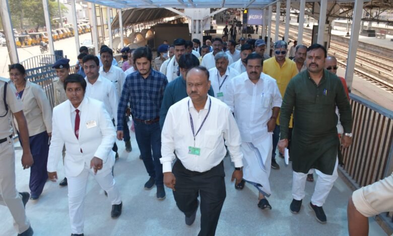 रेल यात्री सुविधा समिति के अध्यक्ष का जबलपुर आगमन : मदन महल व जबलपुर स्टेशन में देखी साफ-सफाई व्यवस्था 1 WhatsApp Image 2022 04 13 at 12.45.32 PM